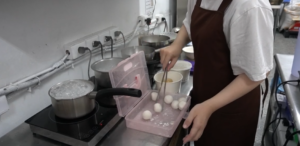 彎腰湯圓後場備餐,店員準備湯圓甜品