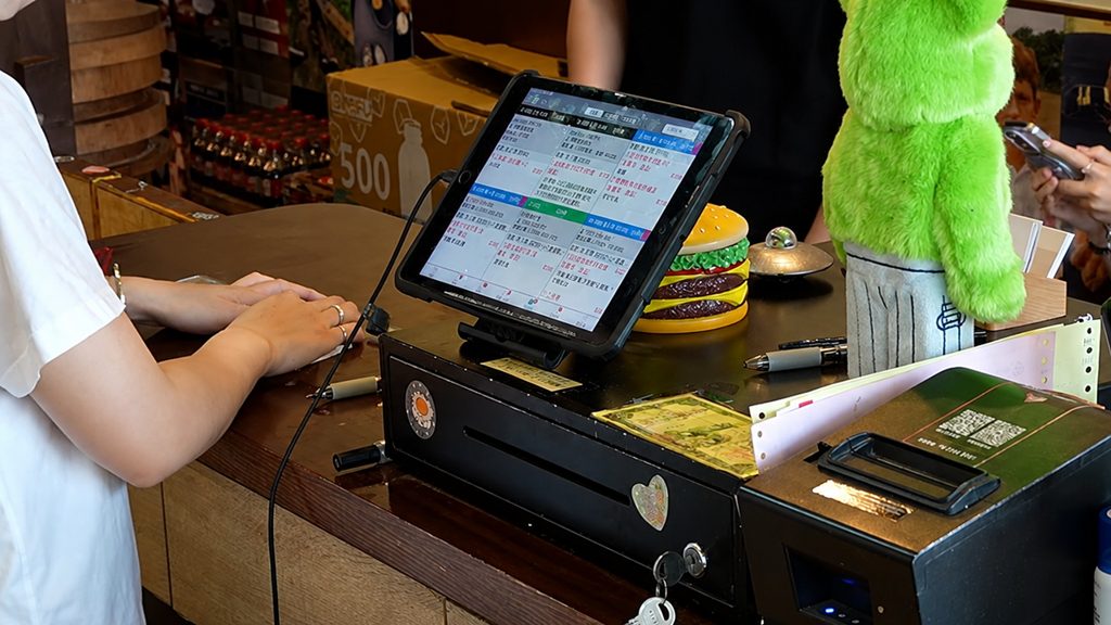微碧 POS 系統訂單管理畫面，協助店家清楚分類內用與外帶/外送訂單並提升出餐效率
