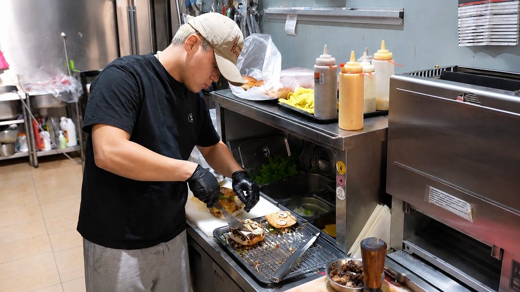 高雄美式漢堡店 GoodG Burger 創辦人騰哥於內場製作漢堡實景
