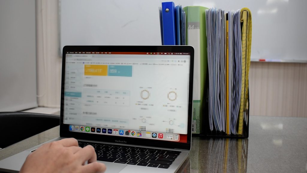 瑞穗臭豆腐透過微碧 POS 雲端銷售報表，查看每日營業額與銷售數據
